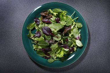 Yukarıdan salata ile plaka