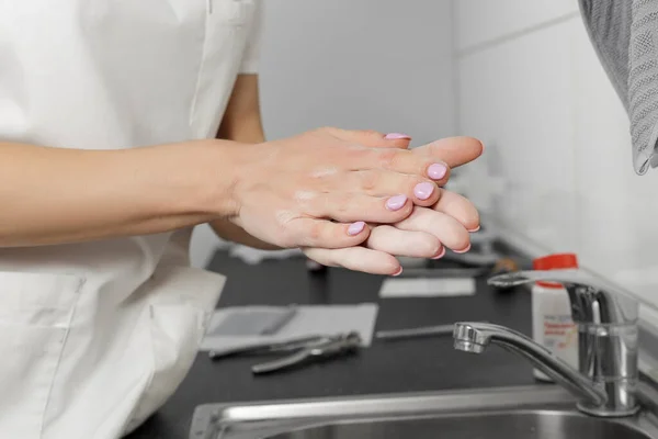 Femeile Aplică Pudră Talc Medicul Pune Pulbere Talc Mâini Înainte — Fotografie, imagine de stoc