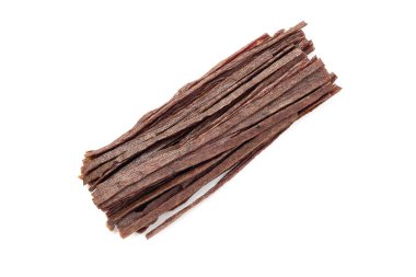 Çubukta kurutulmuş et, beyaz arka planda izole edilmiş bira aperatifi.