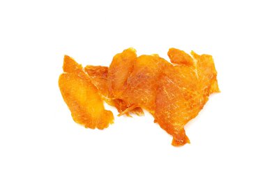 Kurutulmuş tavuk. Beyaz arka planda izole edilmiş kurutulmuş tavuk eti. Bira çerezi