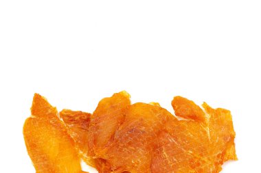 Kurutulmuş tavuk. Beyaz arka planda izole edilmiş kurutulmuş tavuk eti. Bira çerezi