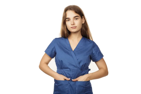 Jovem Médico Bonito Fêmea Vestido Cirúrgico Azul Mantém Mãos Bolsos — Fotografia de Stock