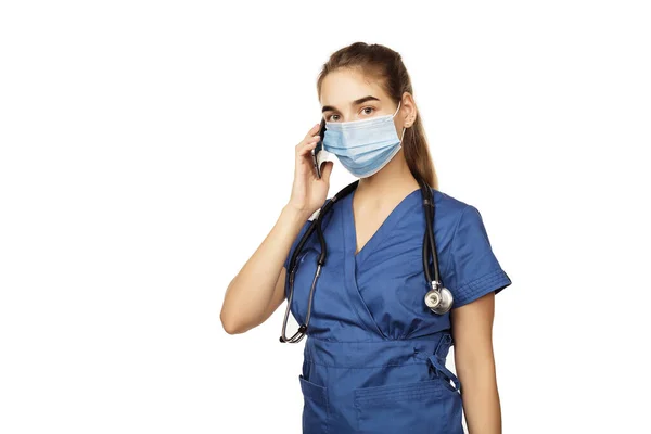 Jeune Belle Femme Médecin Robe Bleue Chirurgicale Avec Stéthoscope Parle — Photo