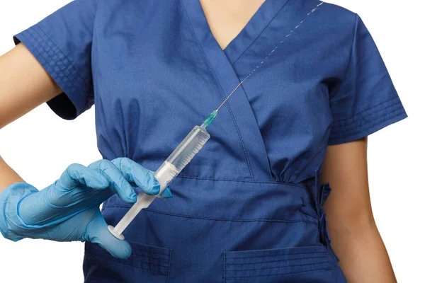 Női Orvos Kék Kesztyűben Sebészeti Köpenyben Egy Fecskendőt Tart Egy — Stock Fotó