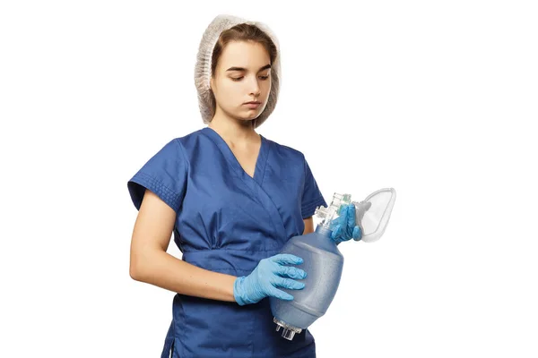 Jeune Belle Femme Médecin Blouse Chirurgicale Bleue Gants Tient Dans — Photo