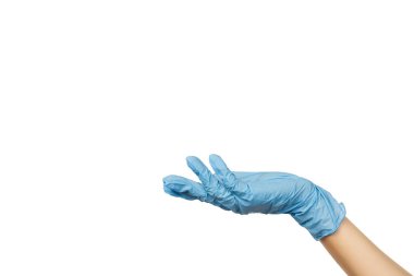 Kadın doktorun eli steril mavi ameliyat eldivenleri beyaz üzerinde izole edilmiş vaziyette.