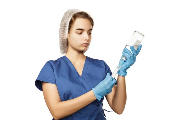 Une Femme Médecin Gants Bleus Une Blouse Chirurgicale Tient Une — Photo