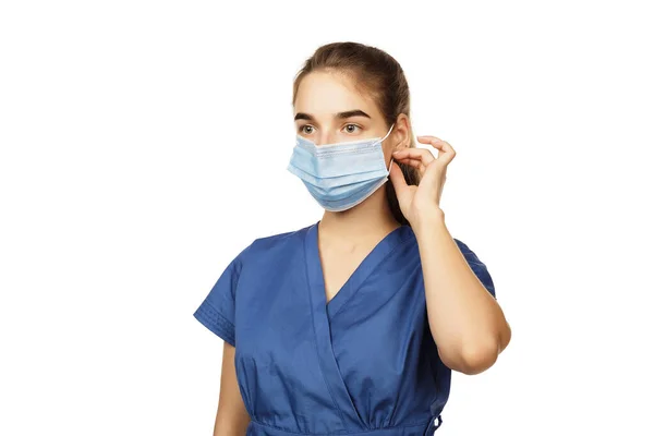Belle Jeune Femme Médecin Chirurgien Portant Masque Protecteur Jetable Isolé — Photo