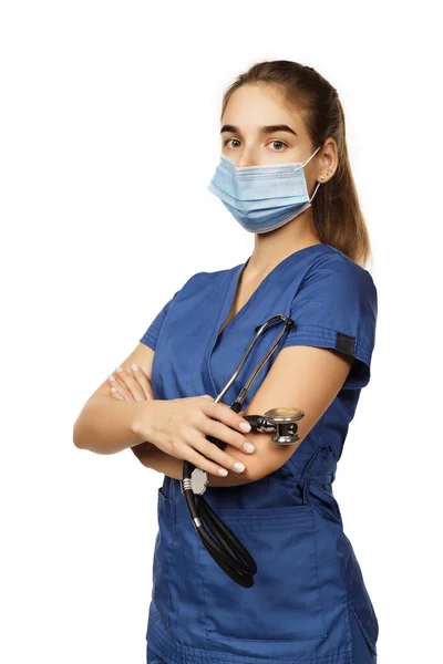 Jeune Belle Femme Médecin Robe Chirurgicale Bleue Avec Stéthoscope Isolé — Photo