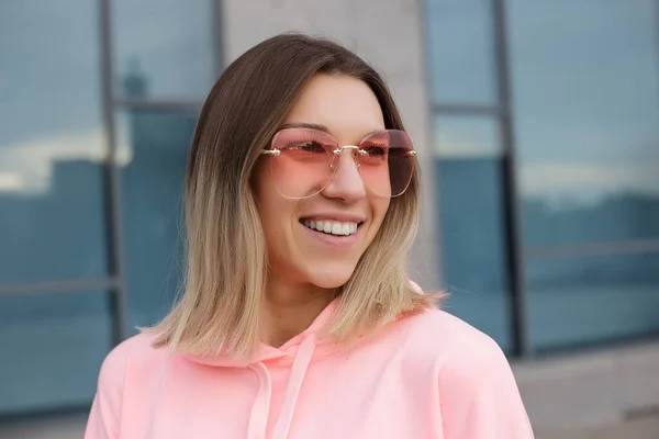 Primer Plano Hermosa Mujer Mirando Cámara Aire Libre Mujer Fitness — Foto de Stock