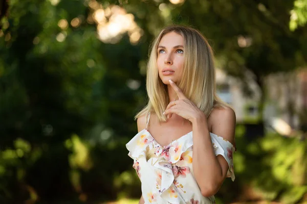Приваблива Молода Блондинка Легкій Літній Сукні Квітами Жінка Насолоджується Своїм — стокове фото