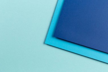 Malzeme tasarımı mavi arkaplan. Kağıt kağıtlar farklı şekillerde katlanır. Bir fotoğraf.
