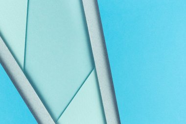 Malzeme tasarımı mavi arkaplan. Kağıt kağıtlar farklı şekillerde katlanır. Bir fotoğraf.