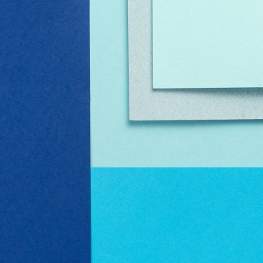 Malzeme tasarımı mavi arkaplan. Kağıt kağıtlar farklı şekillerde katlanır. Bir fotoğraf.