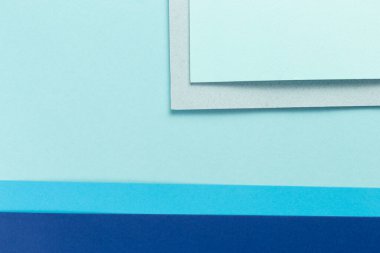 Malzeme tasarımı mavi arkaplan. Kağıt kağıtlar farklı şekillerde katlanır. Bir fotoğraf.