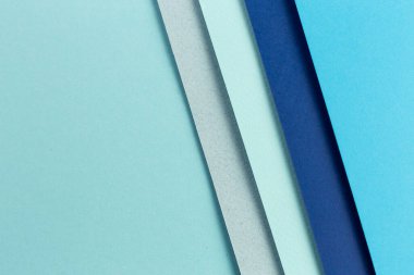 Malzeme tasarımı mavi arkaplan. Kağıt kağıtlar farklı şekillerde katlanır. Bir fotoğraf.