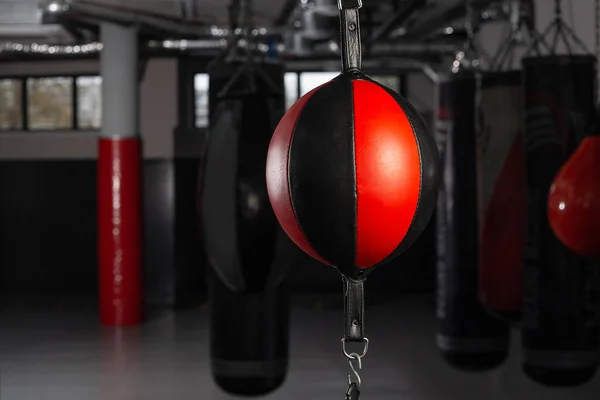 Kulatý Černočervený Boxovací Pytel Boxerské Tělocvičně Tmavém Pozadí Punching Red Stock Fotografie