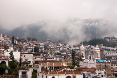 Puslu Taxco'da evler ve kilise 