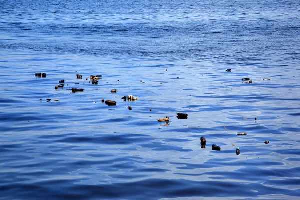 Skräp i havet — Stockfoto