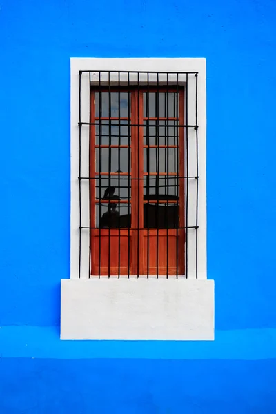 Blauw wit venster — Stockfoto