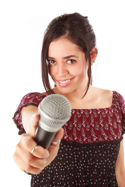 Девушка с микрофоном в белом — стоковое фото