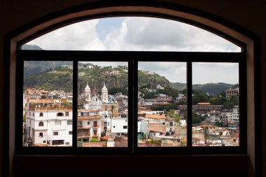 Taxco'da bir pencereden