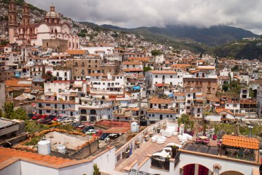 Taxco'da kilise ve pencere