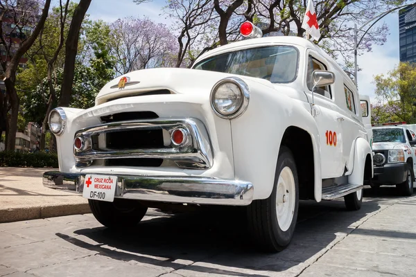Vecchia ambulanza messicana del XX secolo — Foto Stock