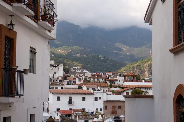 Taxco'da evleri ve kilise — Stok fotoğraf