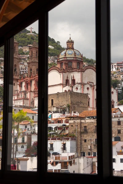 Taxco através de uma janela — Fotografia de Stock