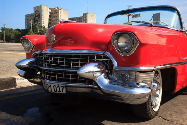 Vieille voiture rouge à Cuba — Photo