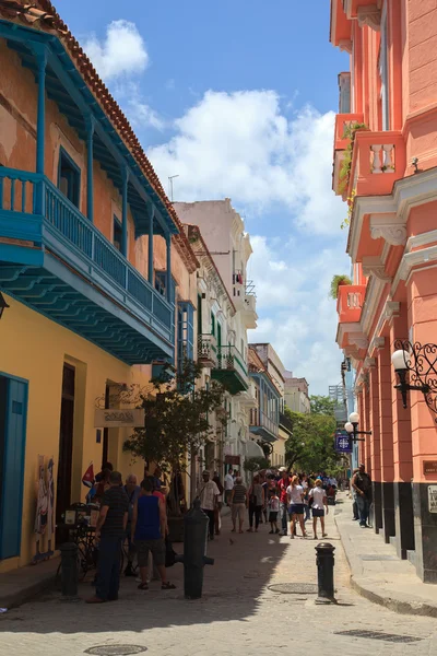 Tourists walking on the Old Havana. — Stock Photo, Image