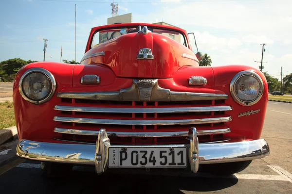 Carro vermelho velho em Cuba — Fotografia de Stock