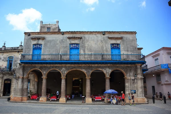 Toeristen lopen op het oude Havana. — Stockfoto