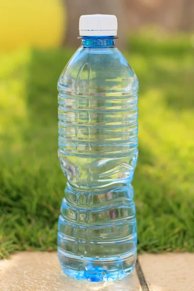 Butelek PET wody — Zdjęcie stockowe