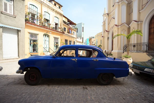 Auto d'epoca parcheggiata nella strada della vecchia Avana, Cuba — Foto Stock