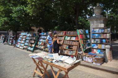 Eski Havana üzerinde yürüyen turist.