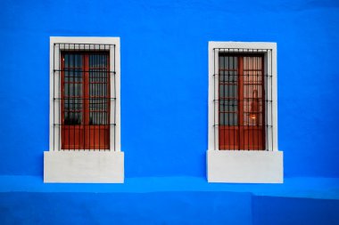 Mavi beyaz pencere