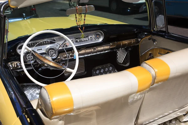 Vecchia macchina gialla a Cuba — Foto Stock
