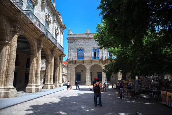 Tourists walking on the Old Havana. — Stock Photo, Image