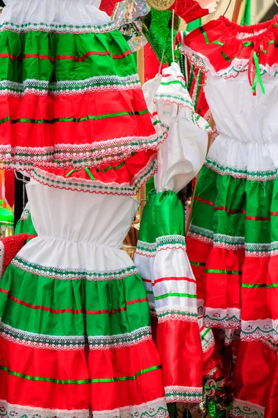 Souvenirs mexicanos en el mercado —  Fotos de Stock