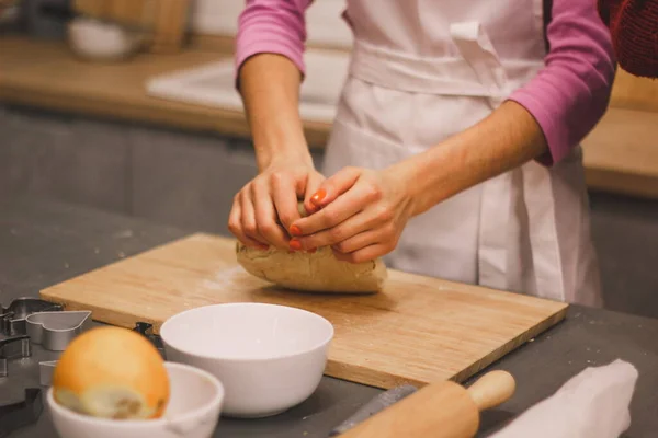 Ręce Pracować Ciasta Aby Świeże Ciasteczka Imbirowe Kobiece Dłonie Robią — Zdjęcie stockowe