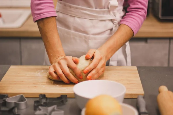 Ręce Pracować Ciasta Aby Świeże Ciasteczka Imbirowe Kobiece Dłonie Robią — Zdjęcie stockowe