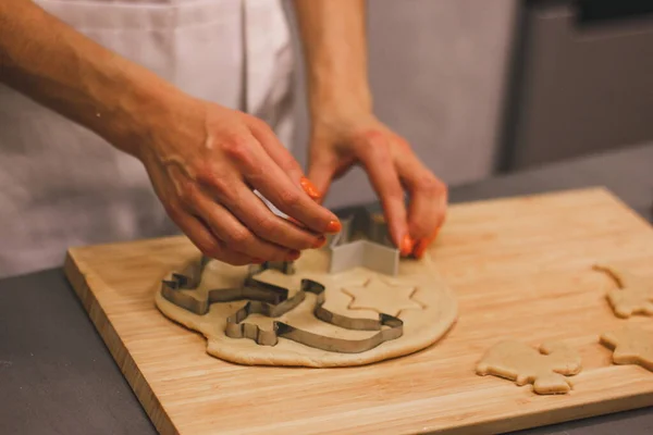 Piekę Świąteczne Ciasteczka Kuchni Kobiece Dłonie Wyciągają Ciasto Drewnianym Wałkiem — Zdjęcie stockowe