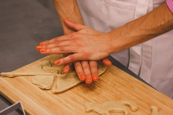 Piekę Świąteczne Ciasteczka Kuchni Kobiece Dłonie Wyciągają Ciasto Drewnianym Wałkiem — Zdjęcie stockowe