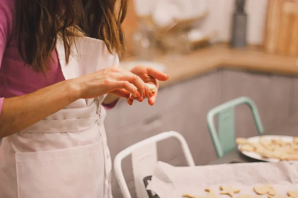 Dłonie Kobiety Umieścić Surowe Ciasteczka Imbirowe Tacy Pieczenia — Zdjęcie stockowe
