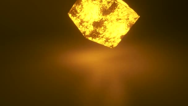 En kub av ljus glödande sten krossas i tusentals små bitar i slow motion. Förstöringskoncept — Stockvideo