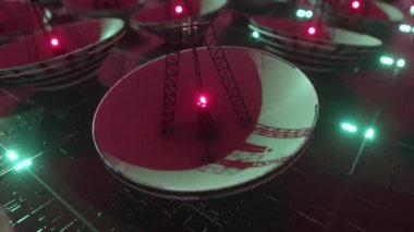 Mikro devreler ve uydu çanaklarıyla kaplı büyük bir teknolojik yüzey. Bilgi aktarımı konsepti. Kusursuz 3D döngü oluşturucu