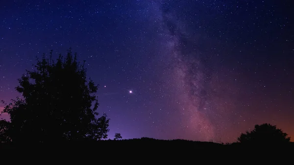 Fondo Espacial Una Colina Con Árbol Sobre Telón Fondo Una — Foto de Stock