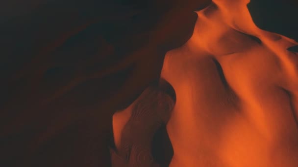 Vol dans le désert chaud sans fin au-dessus des dunes et des montagnes sablonneuses. timelapse. Animation 3D — Video